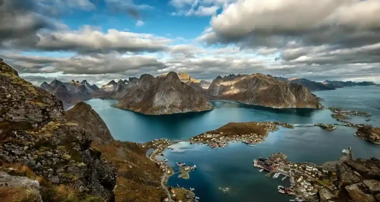 Lofoten, Wisata Norwegia Mendunia dengan Panorama yang Terasa Sangat Dramatis