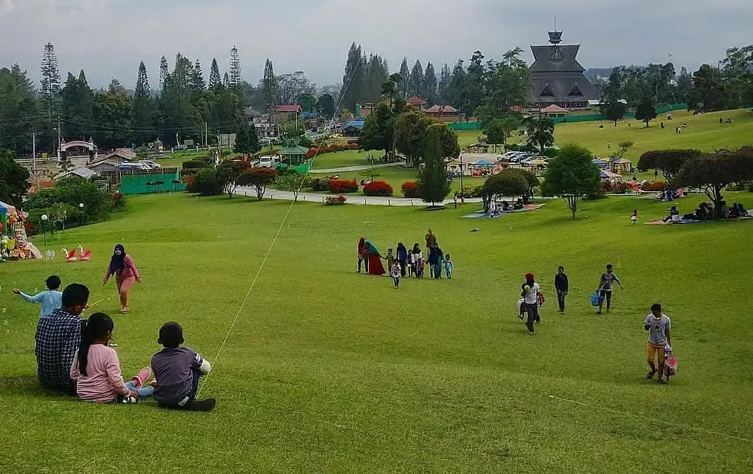 Bukit Kubu Brastagi, Hamparan Hijau yang Jadi Tempat Liburan Favorit Keluarga